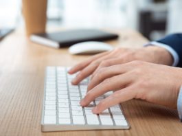 Flinke Finger auf der Tastatur – Das 10-Finger-System Das 10 Finger System ist vor allem für Menschen hilfreich, die beruflich viel am PC arbeiten