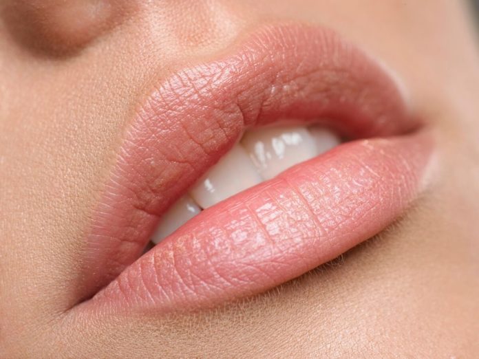 Mit der richtigen Pflege bleiben die Lippen im Sommer und im Winter zart Mit der richtigen Pflege bleiben die Lippen im Sommer und im Winter zart