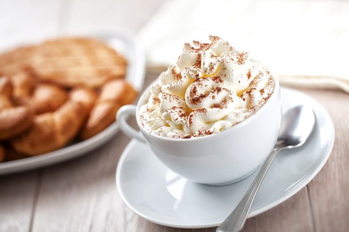 Ob auf dem Kuchen oder der heißen Schokolade - Mit Schlagsahne schmeckt es gleich viel besser