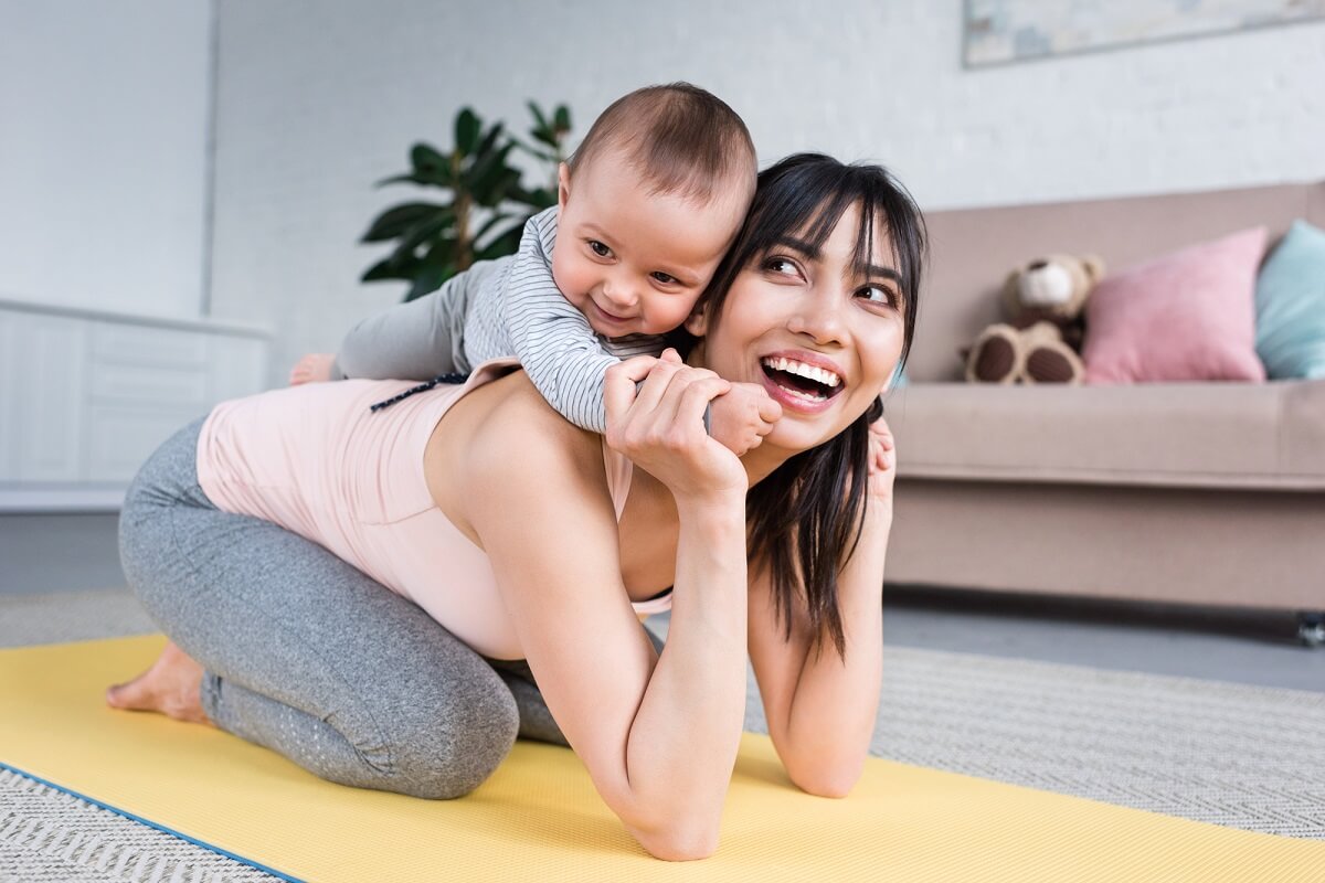 Das Baby beim Sport zu integrieren, fördert auch die Beziehung zwischen Mutter und Kind