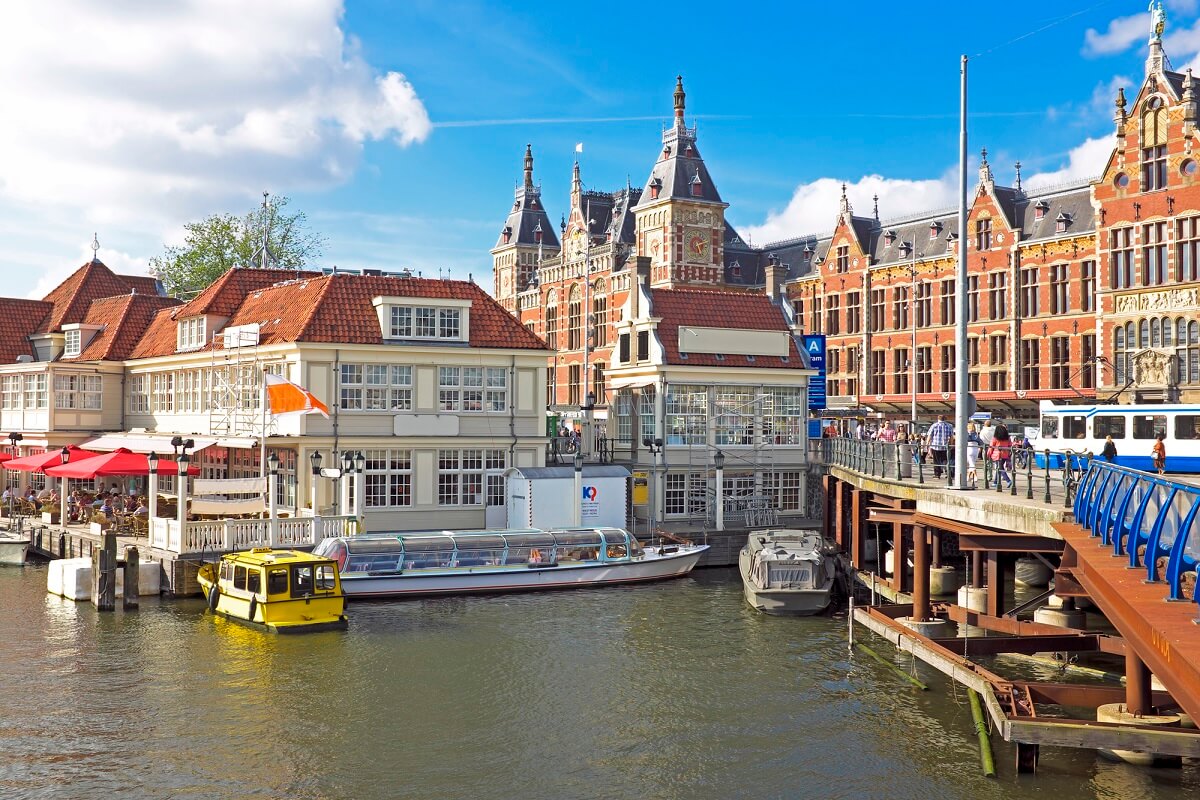 Direkt vor dem Hauptbahnhof befindet sich in Amsterdam der erste Kanal und der Trip kann beginnen