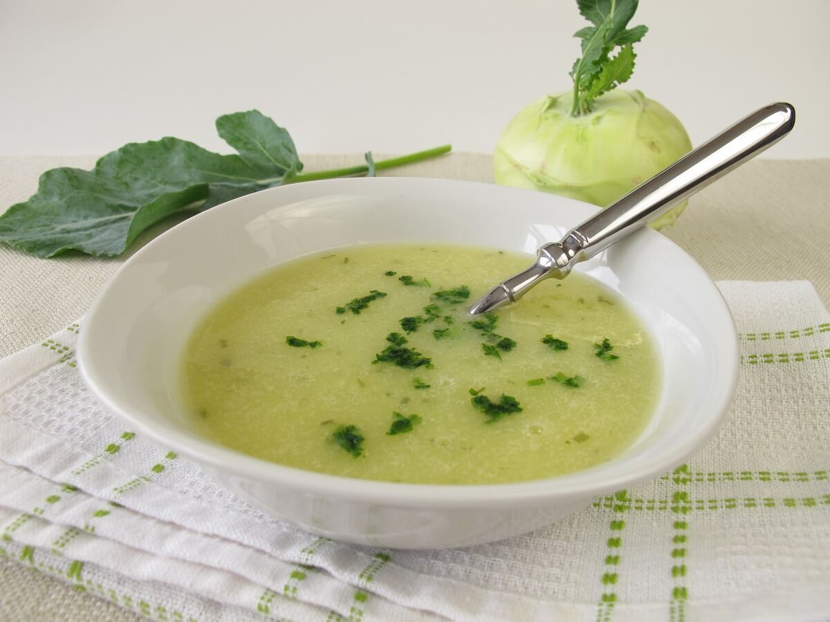 Eine Kohlrabi Creme Suppe kann gut mit weiterem Gemüse kombiniert werden