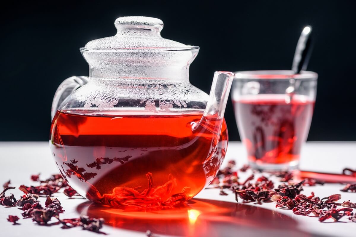 Hibiskus Tee wirkt entzündungshemmend, fördert Abnehmen und stärkt das Immunsystem