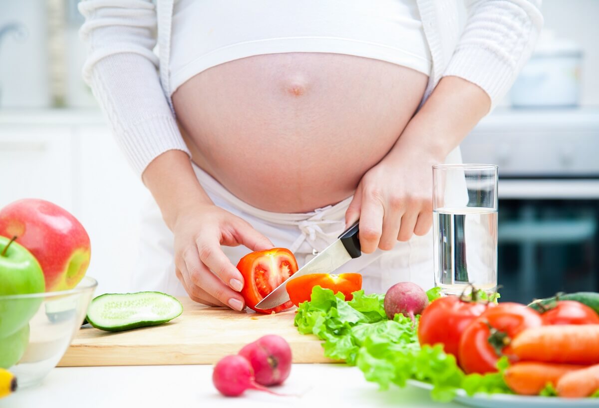 Obst und eine ausgewogene Ernährung sind in der Schwangerschaft für Baby und Mutter wichtig