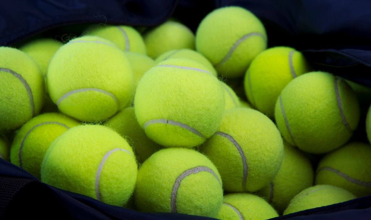 Tennisbälle sind der absolute Geheimtipp, um die Daunenjacke im Trockner durchzuwirbeln