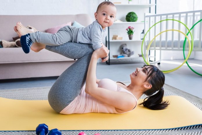 Wer nach der Schwangerschaft wieder Sport machen möchte, kann das eigene Baby gut in das Sportprogramm integrieren