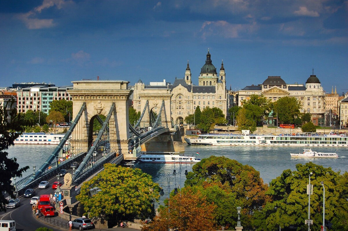 Die Kettenbrücke ist nur eine der Sehenswürdigkeiten in Budapest, darüber hinaus überzeugt die Stadt durch Ihre Gastfreundschaft