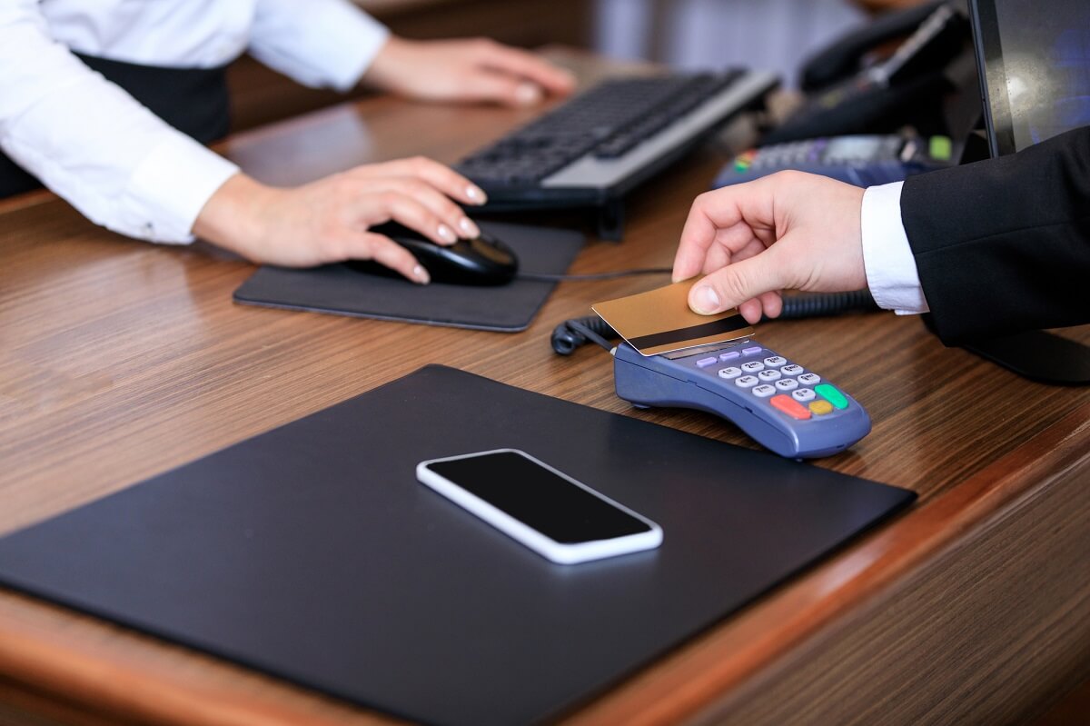 Hotelrechnungen benötigen zwingend die Firma als Rechnungsempfänger, auch wenn der Mitarbeiter die Rechnung zunächst zahlt