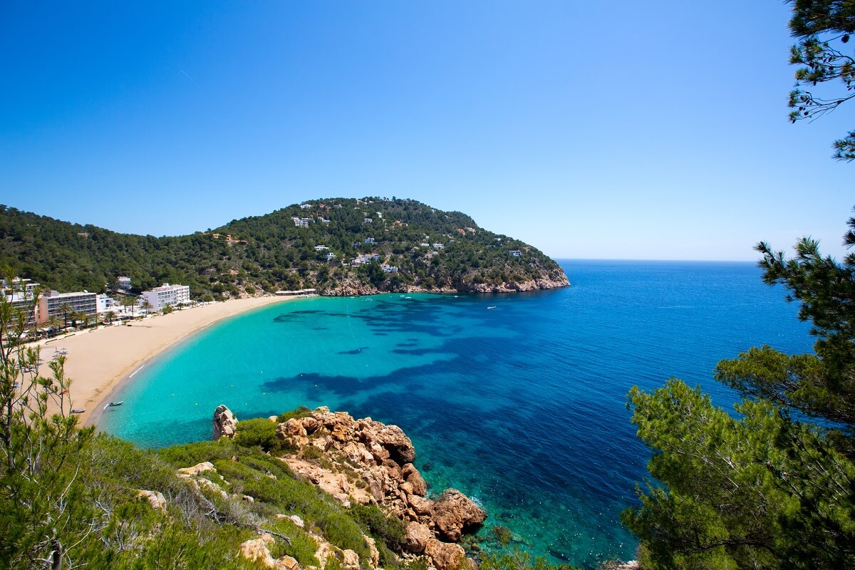 Ibiza ist nicht nur eine Partyhochburg, sondern überzeugt auch durch viele kleine Strände und bietet dadurch eine Mischung aus Party und Erholung