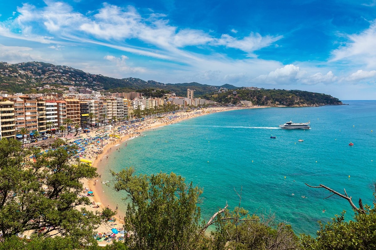 Lloret de Mar ist ein beliebtes Ziel für Reisen nach dem Abitur und überzeugt durch schöne Strände und gutes Wetter