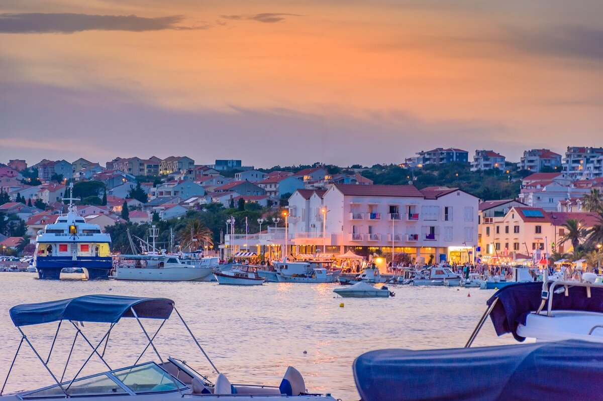 Novalja in Kroatien überzeugt durch tolles Wetter und gilt als neue Partyhochburg