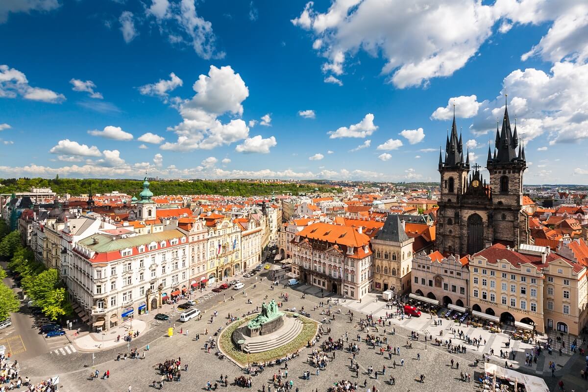 Prag verfügt über eine tolle Altstadt und ein günstiges Nachtleben, wodurch es ideal geeignet ist für Reisen nach dem Abitur