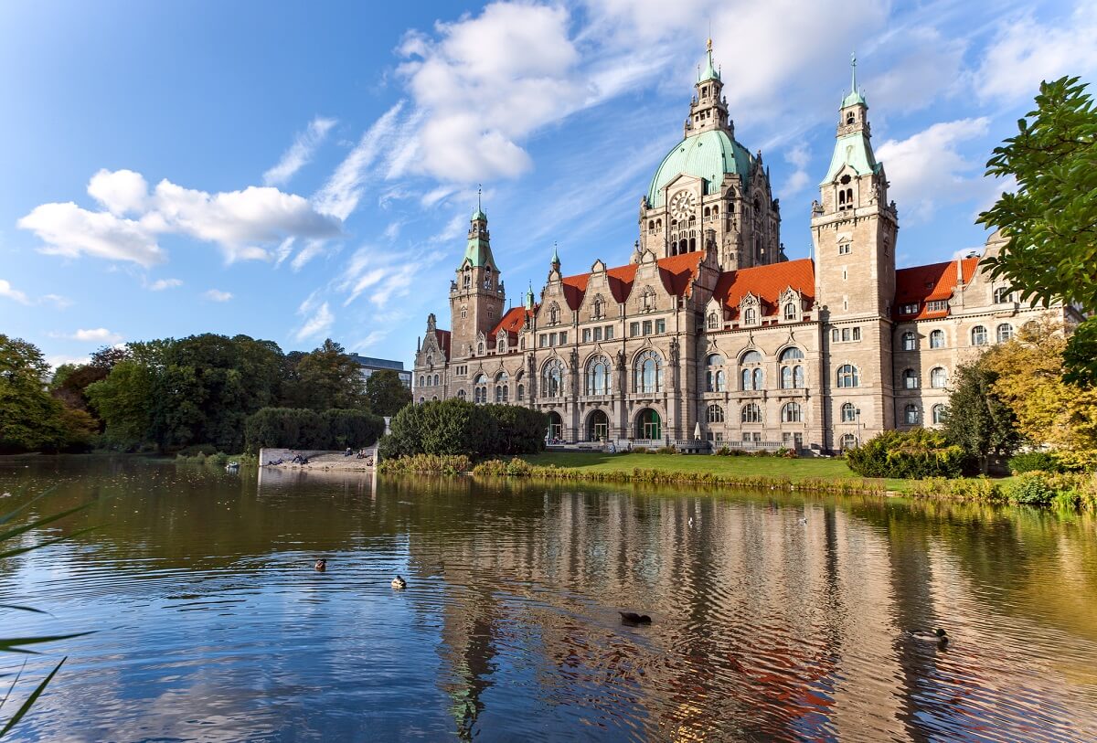 Das neue Rathaus in Hannover ist malerisch gelegen und einen Besuch wert