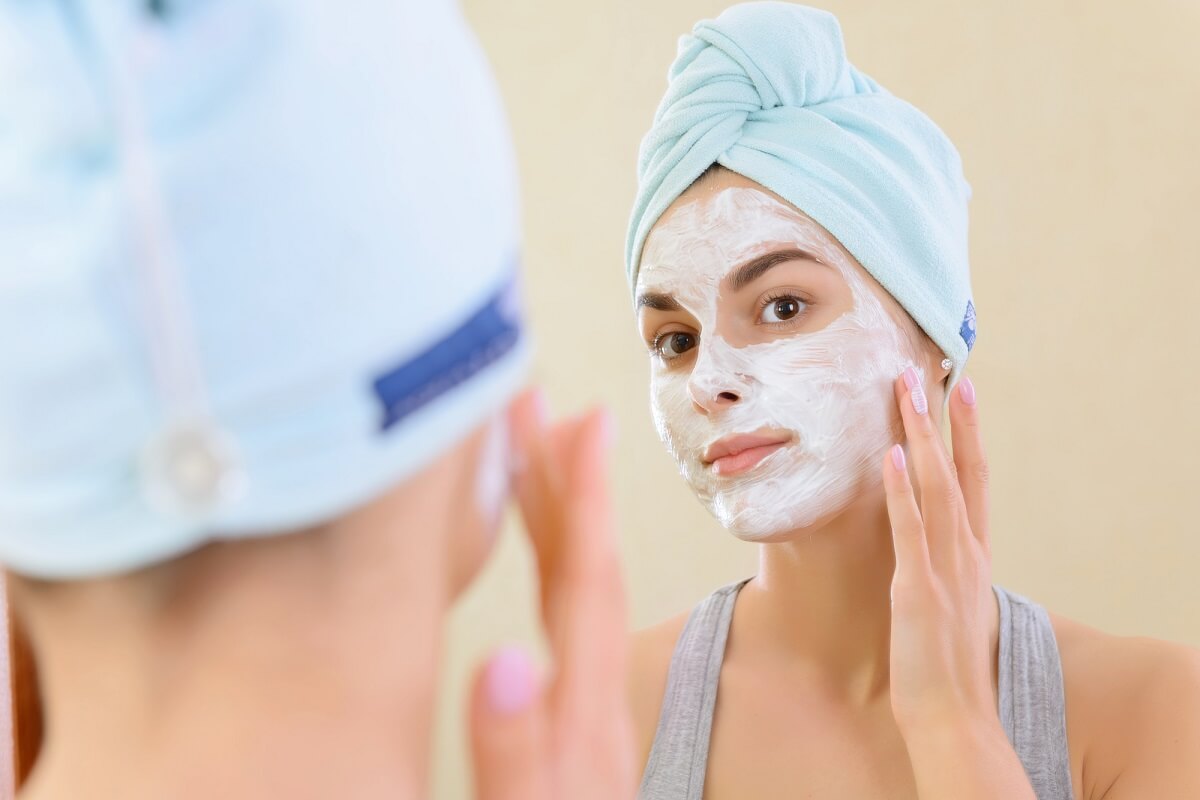 Mit einer Gesichtsmaske beruhigen Sie ihre Haut und versorgen diese mit wichtigen Nährstoffen im Kampf gegen MItesser