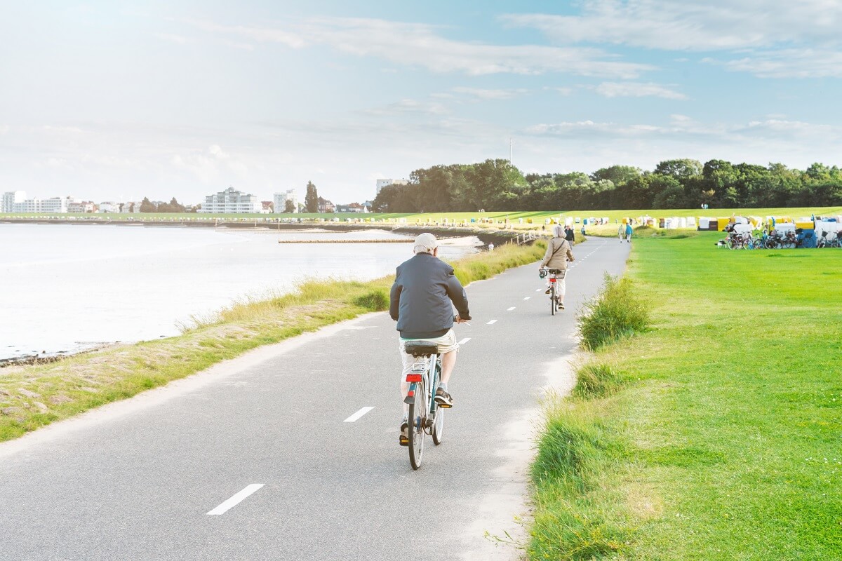 Die Promenade von Cuxhaven lädt zum Fahrradfahren und Verweilen ein