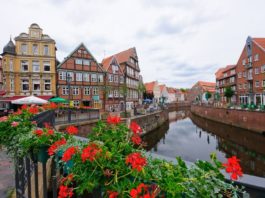 Urlaubsareale in Niedersachsen – Was Sie auf jeden Fall besuchen sollten Niedersachsen bietet viele Grünflächen, Flüsse und Seen, Gebirge und - wie hier in Stade - auch tolle Altstädte