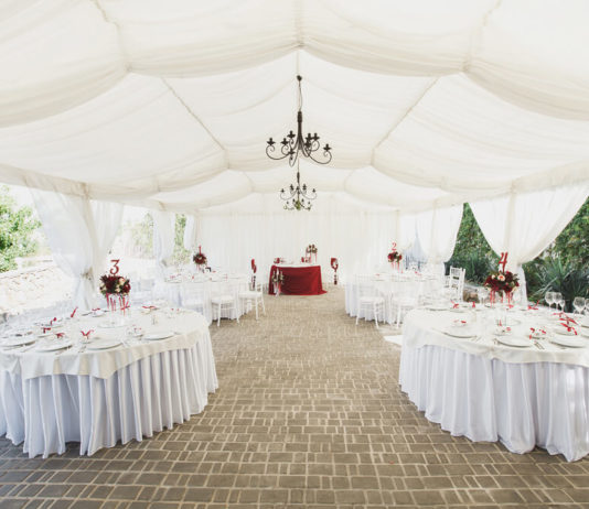 Hochzeit im eigenen Garten: Impulse und Inspiration Eine Hochzeit im eigenen Garten kann - auch bei weniger Platz wie auf diesem Bild - ein wundervolles Erlebnis für das Brautpaar sein