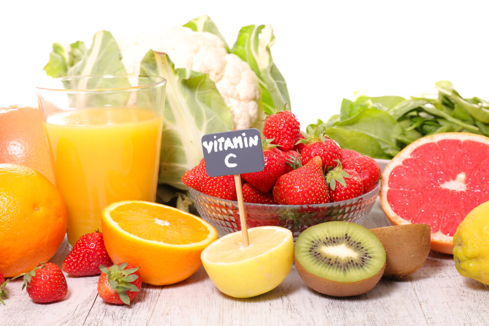 Vitamin C steht ausreichend über Obst und Gemüse zur Verfügung, kann aber auch in Form von Nahrungsergänzungsmitteln (z.B. Tabletten) eingenommen werden