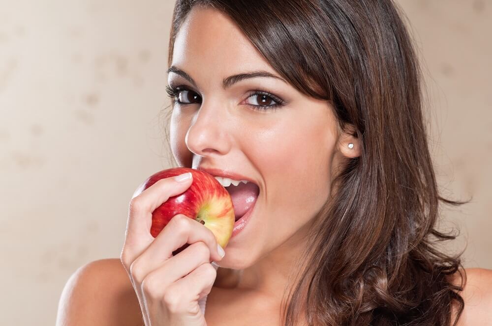 Apfel essen statt Zähne putzen soll als Hausmittel zur Zahnaufhellung für hellere Zähne sorgen