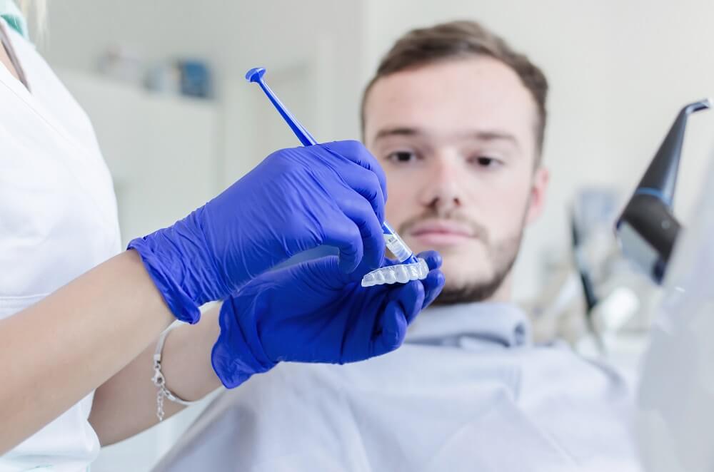 Das Home Bleaching vom Zahnarzt beinhaltet die Zahnschiene und regelmäßige Kontrollbesuche