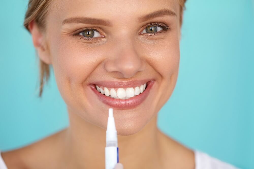 Der Bleaching Stift ist leicht angewendet und kann die eigenen Zähne um ein paar Nuancen aufhellen