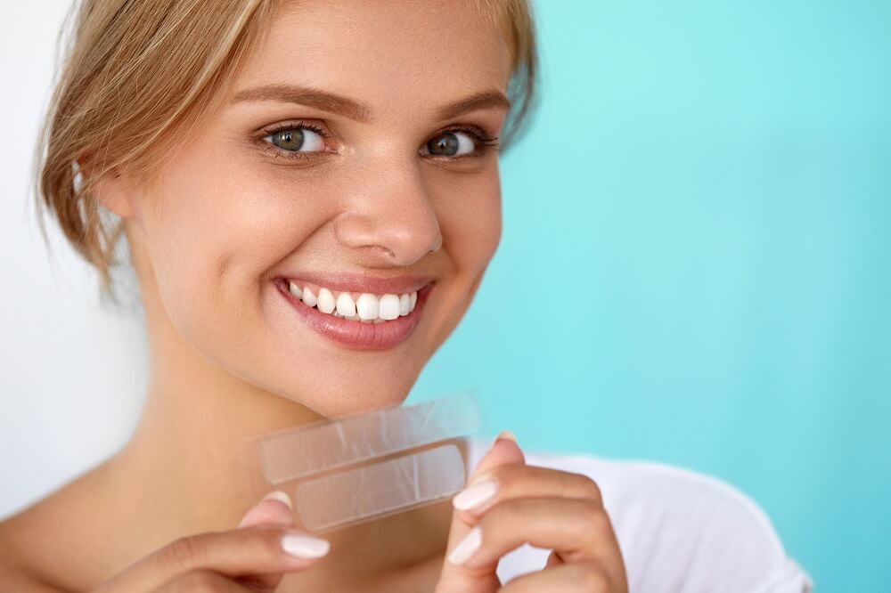 Die Zahnaufhellungsstreifen werden einfach auf die Zähne gelegt und wirken für 15 bis 60 Minuten ein