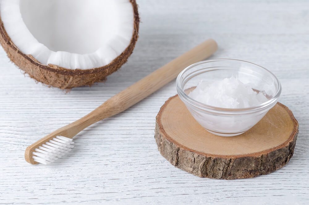 Kokosnussöl genießt einen hervorragenden Ruf als Hausmittel für diverse Zahnprobleme und soll sich auch zum Bleachen eignen