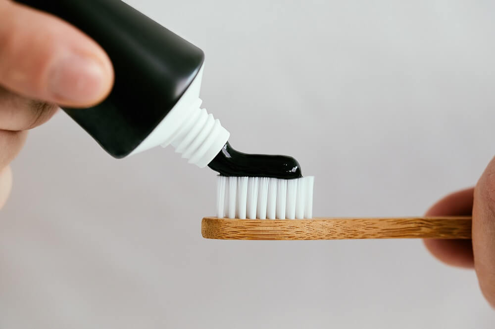 Strahlend weiße Zähne durch Kohle Zahnpasta - funktioniert das wirklich