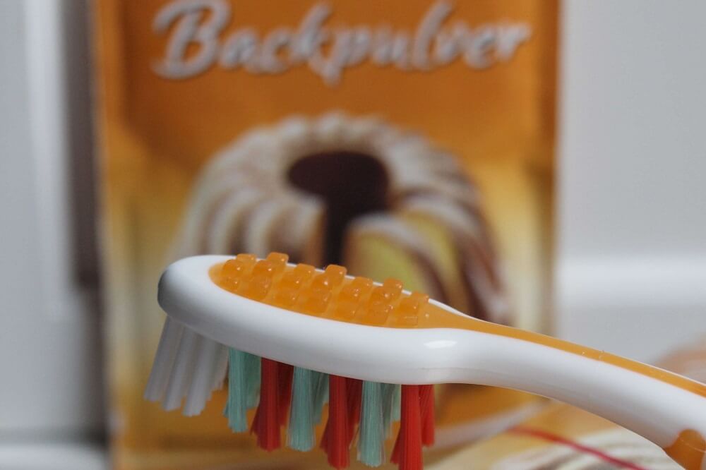 Zähne aufhellen mit Backpulver - Warum Zahnärzte davon abraten und welche Alternativen es gibt