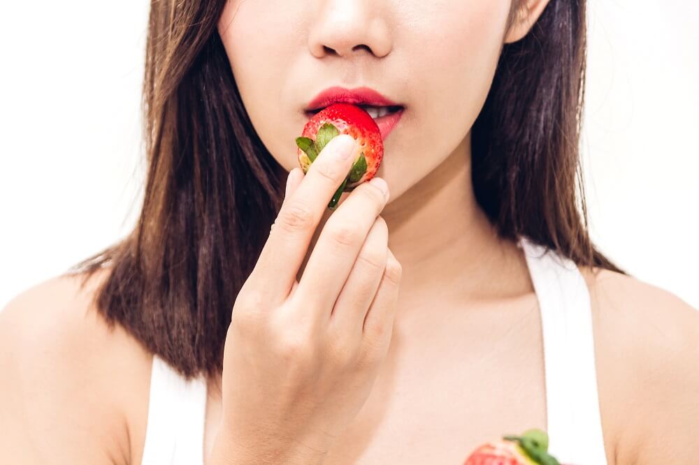 Zähne mit Erdbeeren zu rubbeln soll die Zähne bleichen - aber stimmt das